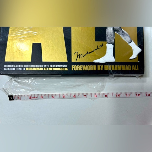 The Official Treasures of Muhammad Ali - Large Collector’s Book 🥊 - Picture 2 of 9